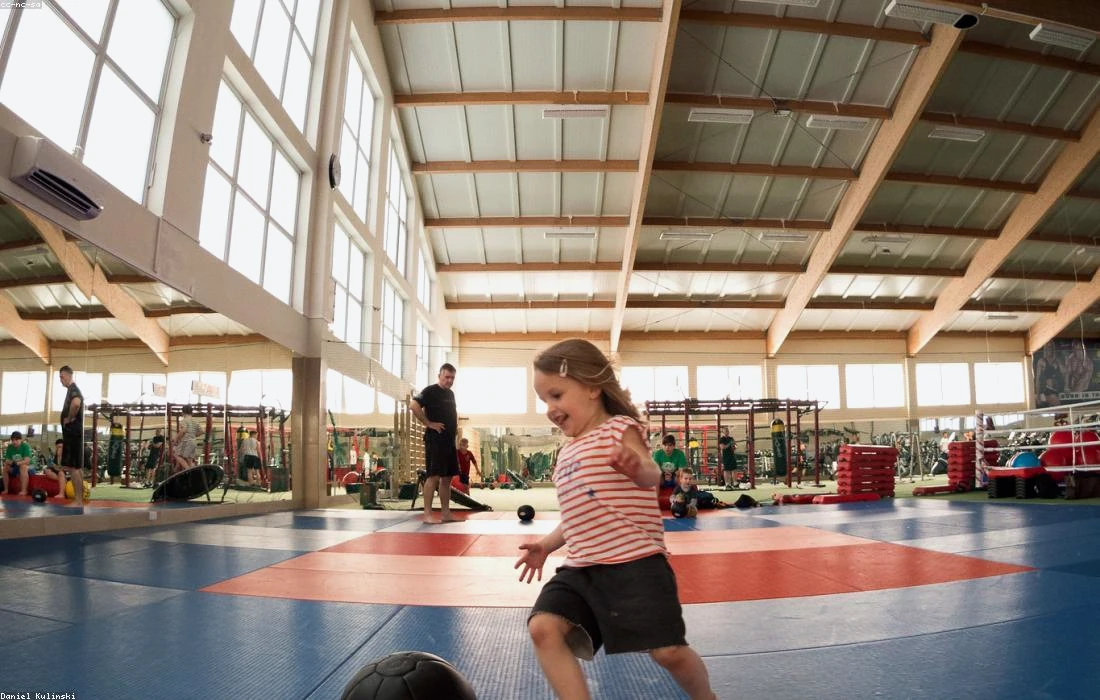 Kinderen tijdens training in een moderne sporthal