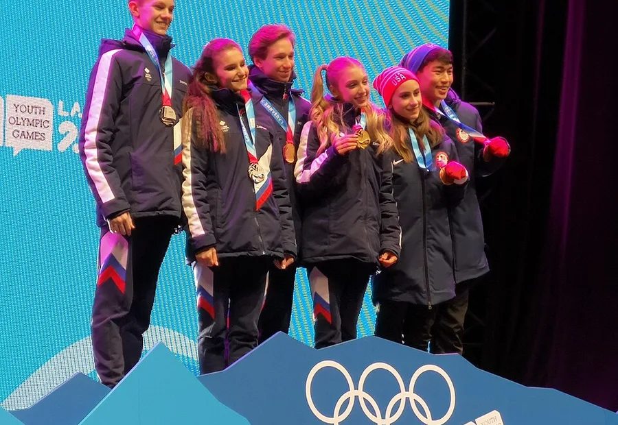 Jeugd tijdens kunstschaatsen op het ijs (Winter Youth Olympics)